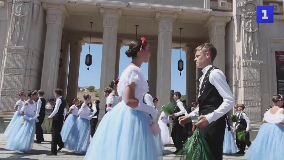 В «Новом Херсонес» более 600 артековцев выступили на Преображенском балу