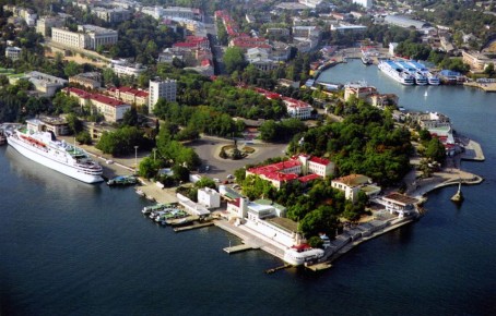 «Сегодня попытался с территории глэмпинга спуститься к морю, к дикому пляжу, на котором купался много лет. Не пустила охрана — сказали, там спуска теперь нет. А говорили о свободном проходе. Врут из всех утюгов...»