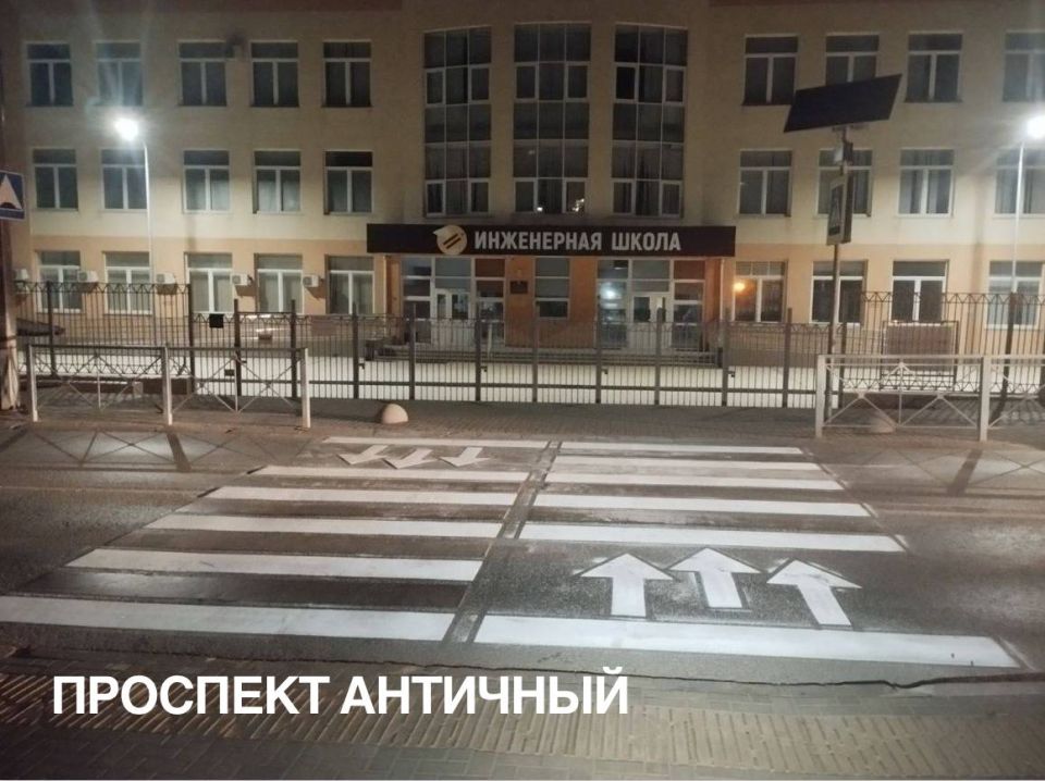 На дорогах Севастополя рядом со школами и детсадами обновляют дорожную разметку