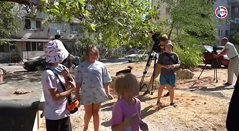 Команда губернатора: по поручению Михаила Развожаева в Ленинском районе обновляют детские площадки