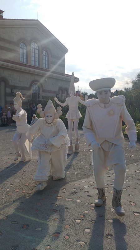 Театр под открытым небом. В Музейно-храмовом комплексе «Новый Херсонес» стартовал первый передвижной Фестиваль уличных театров «Крымские сезоны» Весь музейно-храмовый комплекс стал одной большой сценой и одновременно...