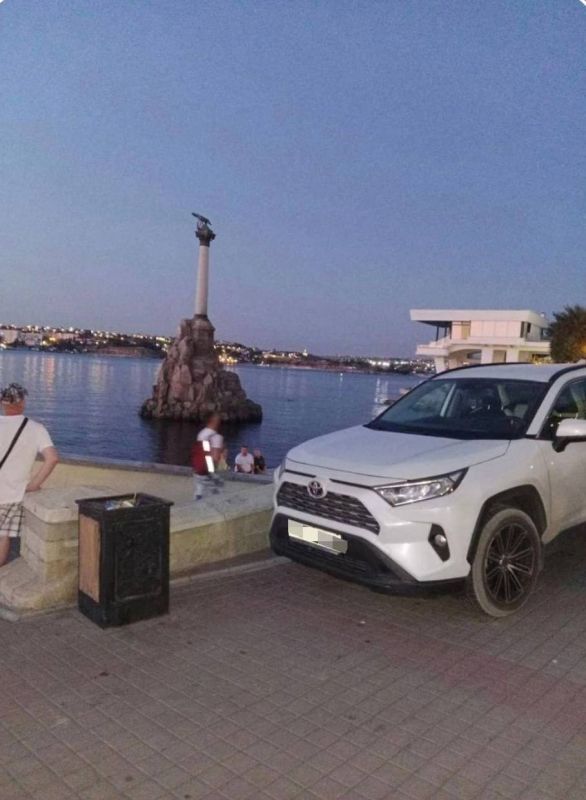 Оштрафован водитель, припарковавший свой автомобиль на набережной Приморского бульвара