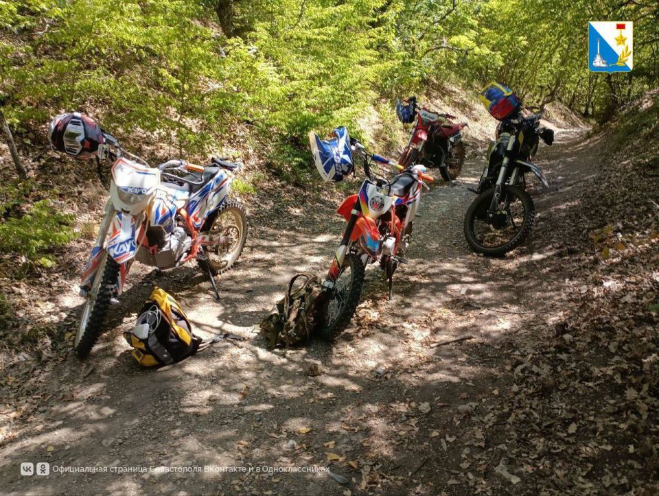 Инспекторы севастопольского лесничества пресекли катания на мотоциклах в лесу