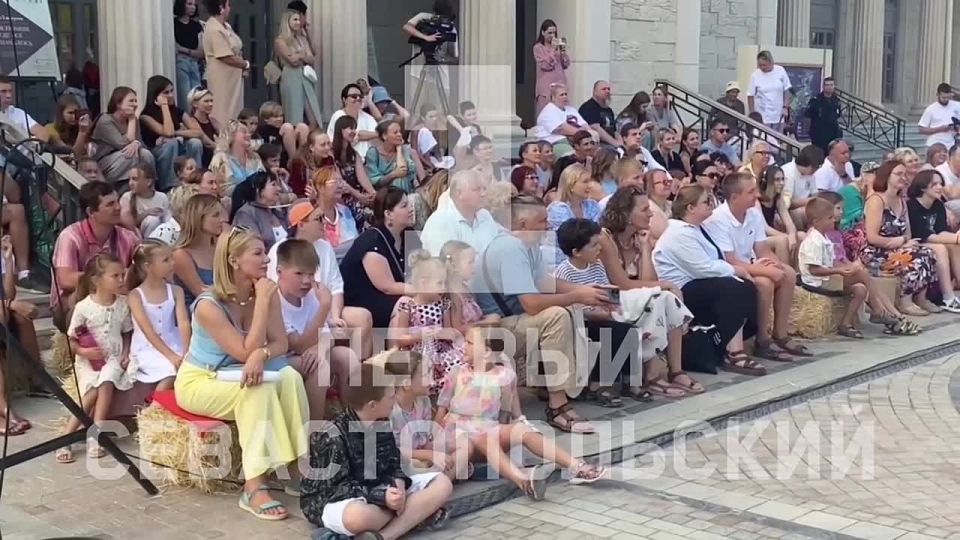 В Новом Херсонесе впервые стартовал передвижной фестиваль уличных театров «Крымские сезоны»