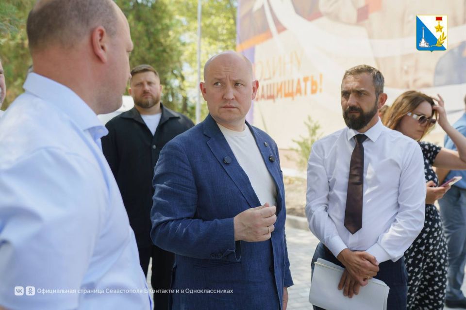 Губернаторский контроль. Михаил Развожаев в ходе рабочего визита в Сахарную Головке проверил капитально отремонтированную школу №17, где планируется создать центр безопасности с тиром и агроклассы с теплицами