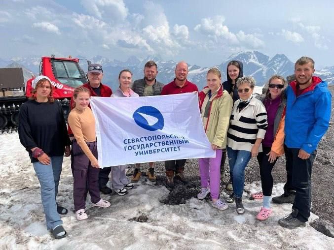 Студенты Севастопольского госуниверситета покорили вершину Эльбруса