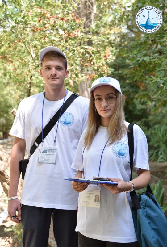 К вам идёт «ИнформУИК». Прямо сейчас члены участковых избирательных комиссий рассказывают севастопольцам о предстоящих выборах и формах голосования! Обходчики не собирают личные данные, не задают лишних вопросов и не...