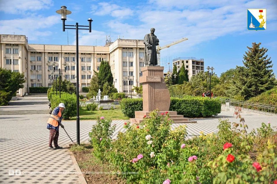 Ухаживаем за клумбами. Сотрудники «Парков и скверов» приступили к сезонному уходу за розами в сквере на проспекте Октябрьской Революции, 8. Здесь, на территории площадью 13 тысяч квадратных метров, высажено около 500 кустов...