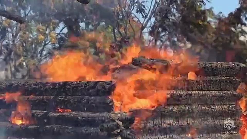 Вертолёт МИ-8 сбросил 21 тонну воды на место пожара на Камышовом шоссе сегодня днём
