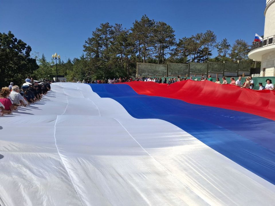 На святой земле Сапун-горы развернули триколор длиной 45 метров