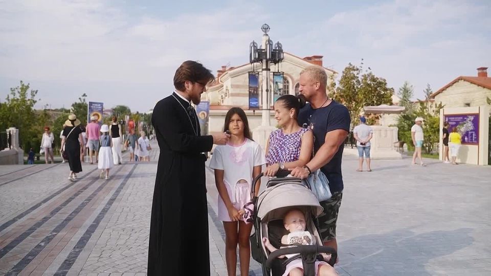 Сегодня, в День Государственного флага России, мы решили задать нашим гостям вопрос: знают ли они, что означают белый, синий и красный цвета российского триколора?