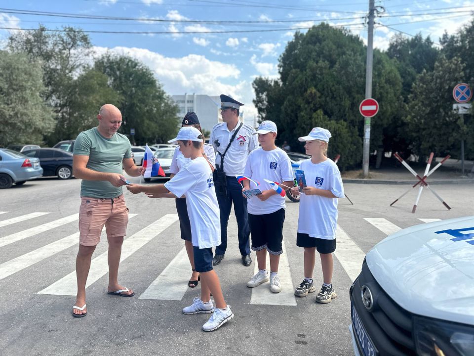 В Севастополе прошла патриотическая акция, приуроченная ко Дню Государственного флага Российской Федерации В Севастополе прошла патриотическая акция, приуроченная ко Дню Государственного флага Российской Федерации
