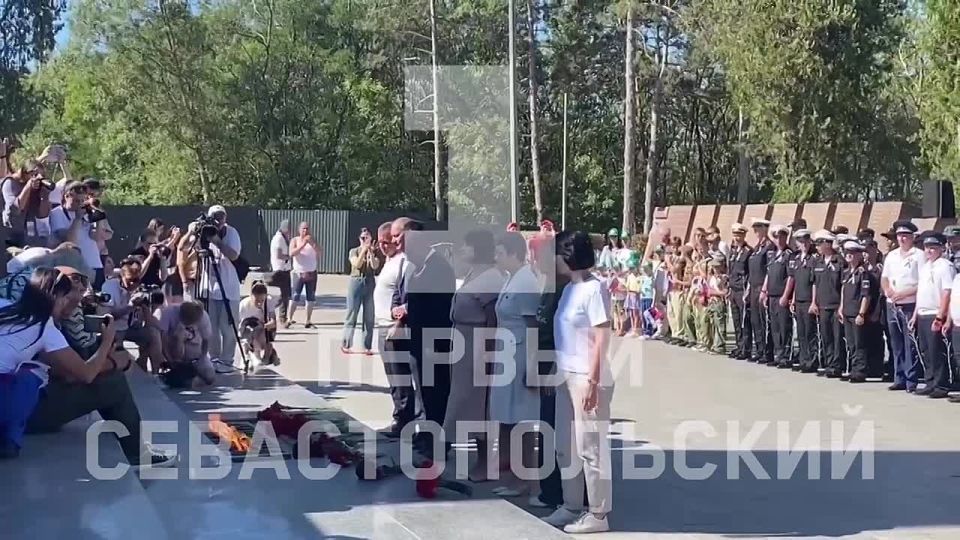 Патриотическая акция «Флаг Родины» в эти минуты проходит на Мемориальном комплексе «Сапун-гора»