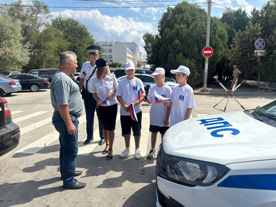 В Севастополе прошла патриотическая акция, приуроченная ко Дню Государственного флага Российской Федерации В Севастополе прошла патриотическая акция, приуроченная ко Дню Государственного флага Российской Федерации