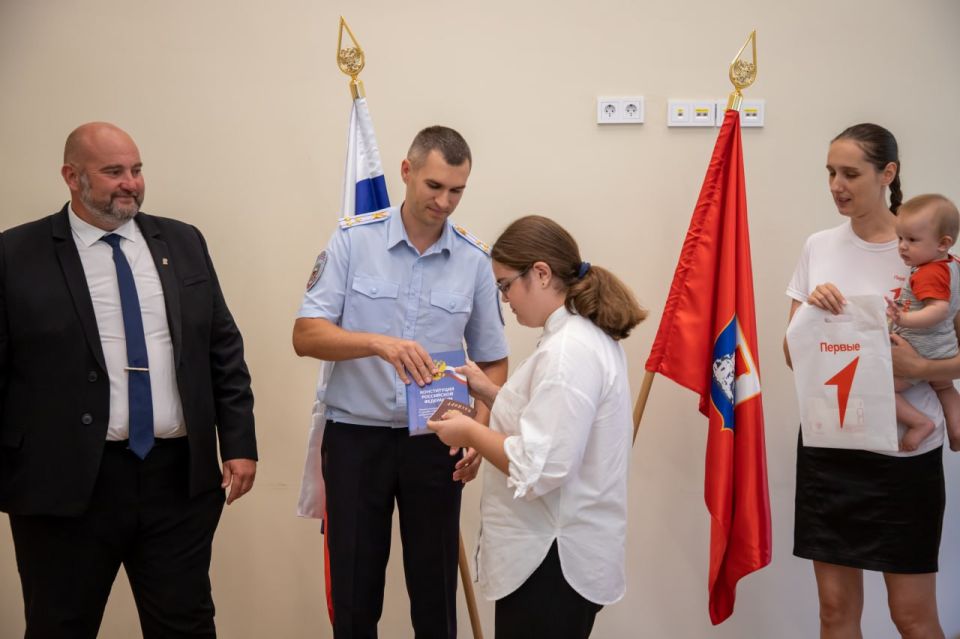 В День Государственного флага в Севастополе полицейские вручили подросткам первые паспорта В День Государственного флага в Севастополе полицейские вручили подросткам первые паспорта