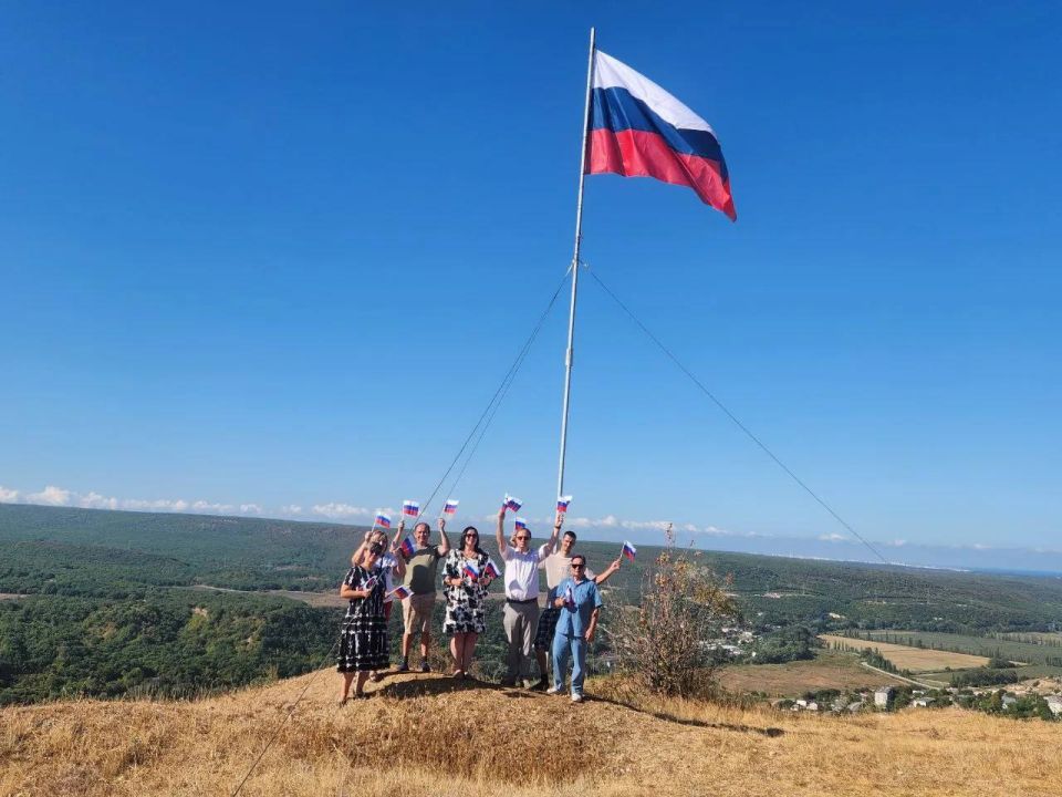 Российский триколор подняли на плато Кара-Тау в Севастополе