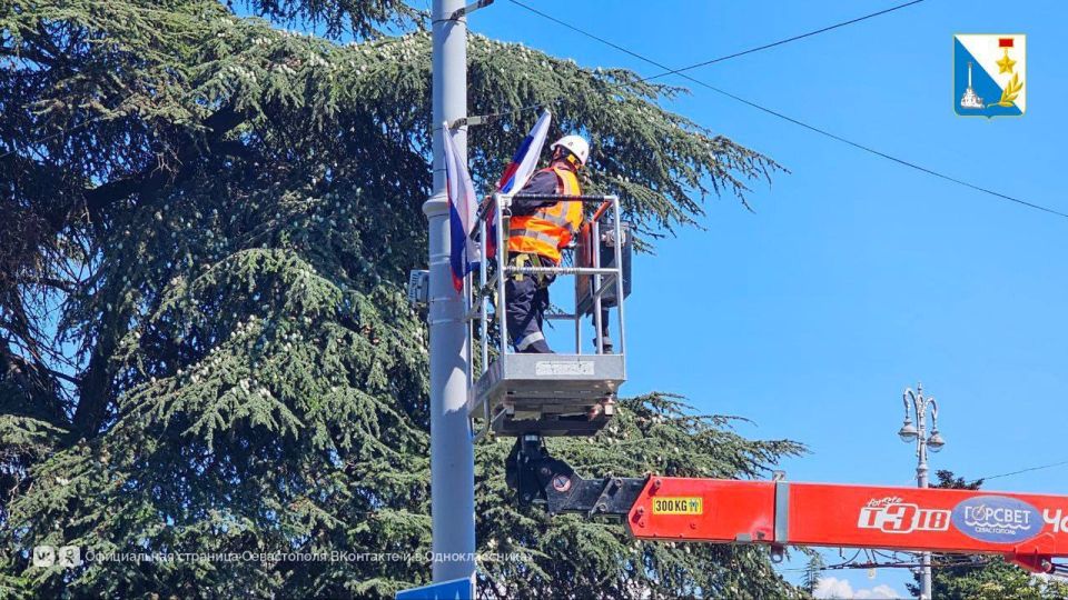 Триколоры украсили Севастополь ко Дню флага