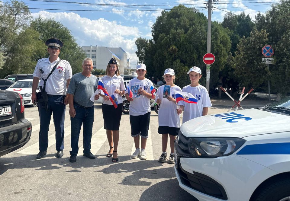 В Севастополе прошла патриотическая акция, приуроченная ко Дню Государственного флага Российской Федерации В Севастополе прошла патриотическая акция, приуроченная ко Дню Государственного флага Российской Федерации