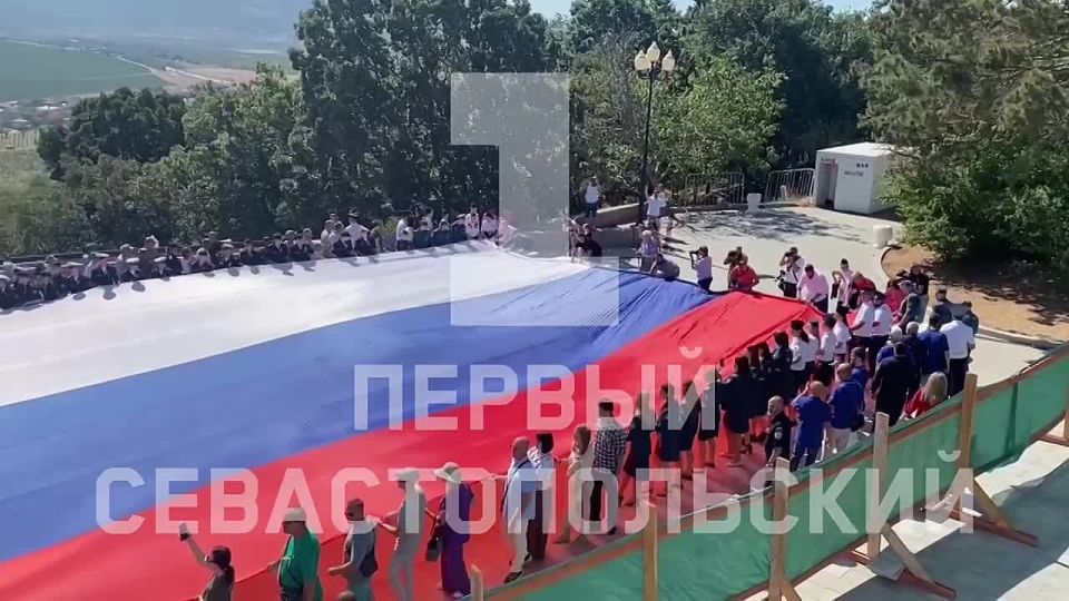 Большой триколор развернули на Сапун-горе участники патриотической акции «Флаг Родины»