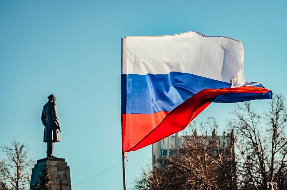 Дмитрий Белик: Государственный флаг Российской Федерации – связующая нить между прошлым, настоящим и будущим