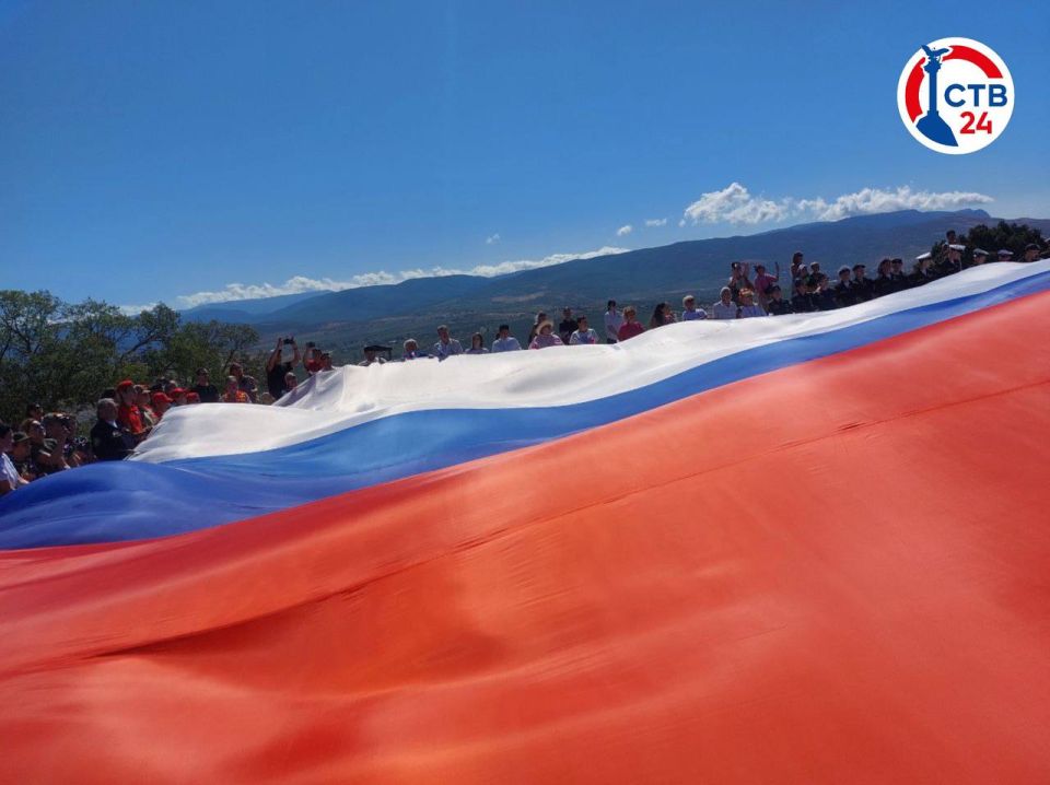 Огромный триколор развернули на Сапун-горе
