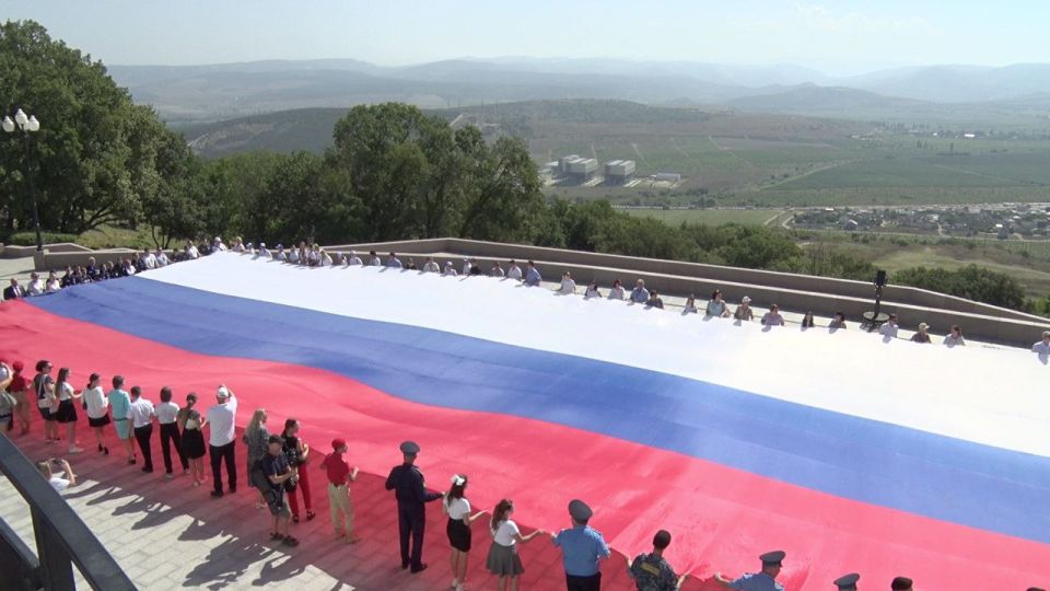 Светлана Пирогова: Уважаемые севастопольцы!. Поздравляю с Днем Государственного флага Российской Федерации! Флаг Российской Федерации – это символ свободы и независимости нашего государства