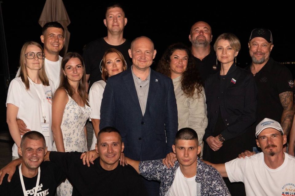 Михаил Развожаев: Накануне, в День офицера России, вместе с супругой встретился с участниками Всероссийского военно-патриотического конкурса-фестиваля «Поколение СВОих»