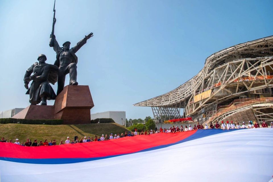 Денис Кондратьев: С Днём Государственного флага Российской Федерации, друзья!