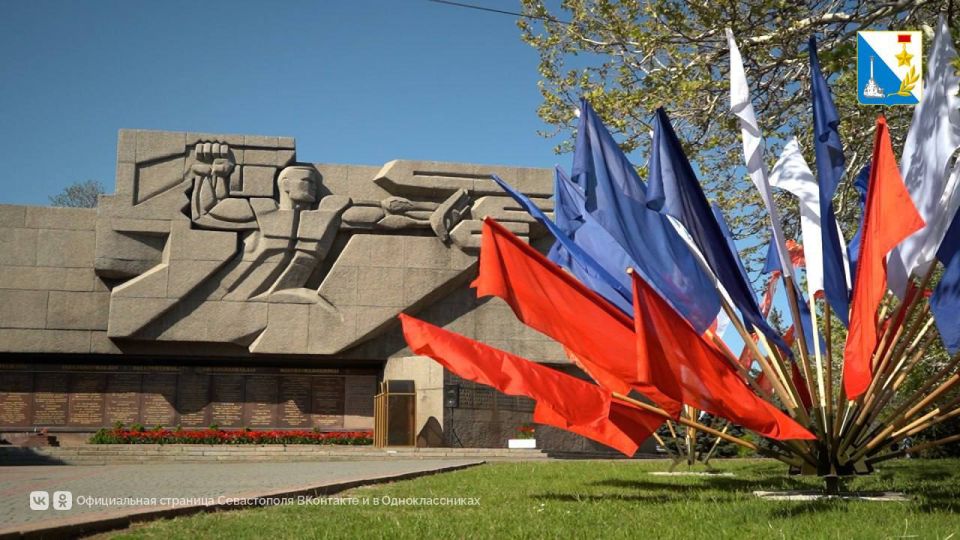 Михаил Развожаев поздравил севастопольцев с Днём Государственного флага России на своей официальной странице