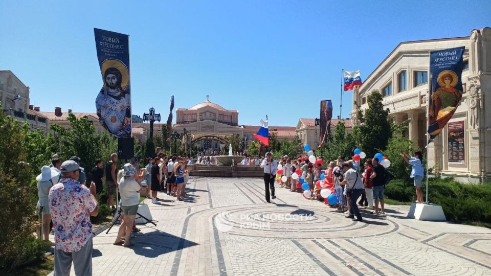 В Новом Херсонесе в Севастополе отмечают День флага России