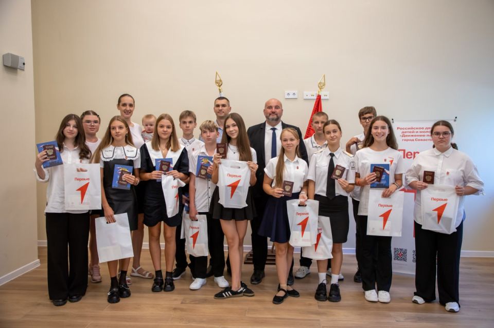 В День Государственного флага в Севастополе полицейские вручили подросткам первые паспорта