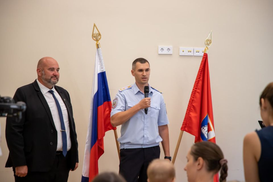В День Государственного флага в Севастополе полицейские вручили подросткам первые паспорта В День Государственного флага в Севастополе полицейские вручили подросткам первые паспорта