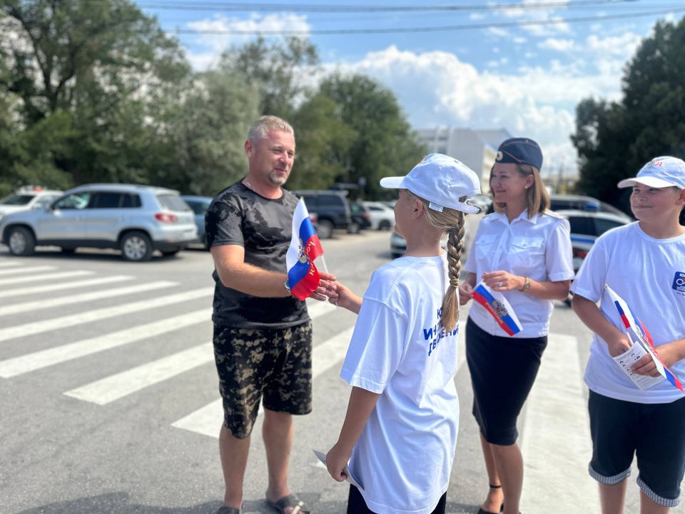 В Севастополе прошла патриотическая акция, приуроченная ко Дню Государственного флага Российской Федерации В Севастополе прошла патриотическая акция, приуроченная ко Дню Государственного флага Российской Федерации