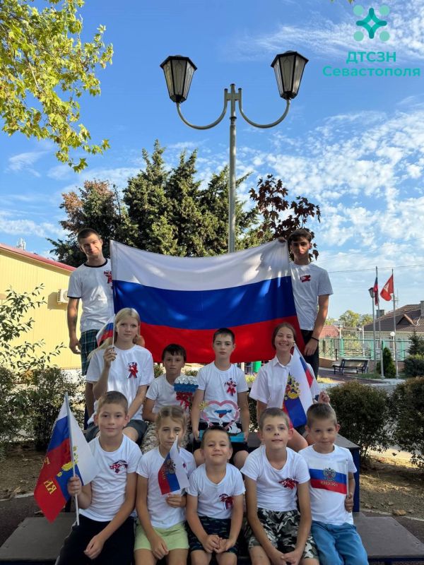 Ребята из Социального приюта с гордостью присоединились к ежегодному Всероссийскому флешмобу «Флаг Родины в руках детей»