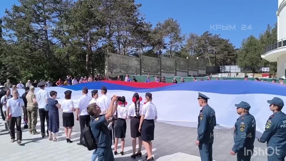 Члены Законодательного собрания во главе с Владимиром Немцевым, сентатор Екатерина Алтабаева, сотрудники Херсонеса Таврического, МЧС, юнармейцы и жители Севастополя развернули самую большую версию триколора в городе