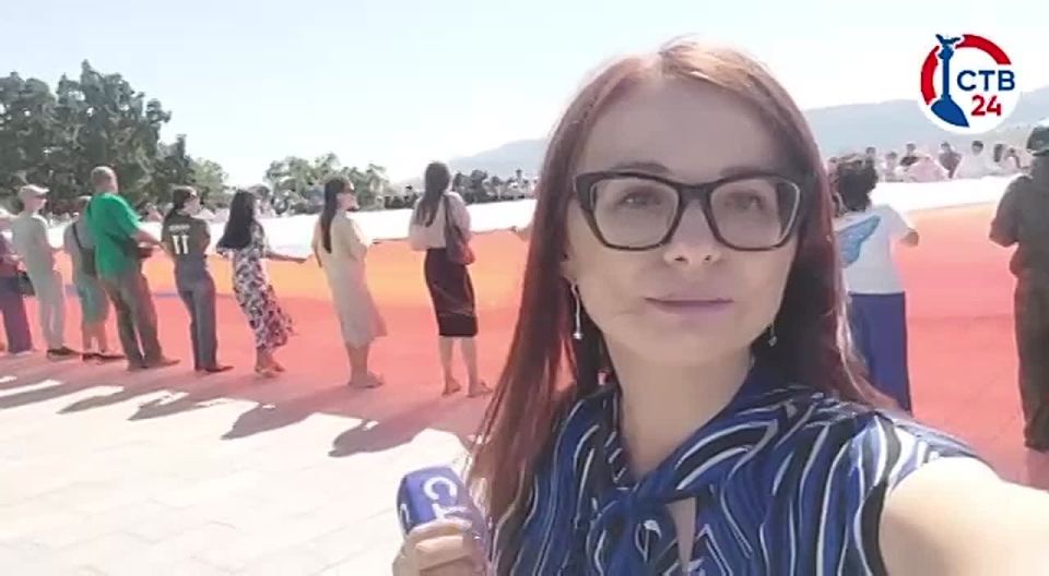 В эти минуты на мемориальном комплексе «Сапун-гора» разворачивают огромный флаг России