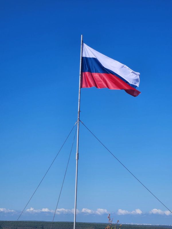 Александр Кулагин: Сегодня, в ознаменование Дня Государственного флага Российской Федерации, вместе с руководством и жителями Верхнесадовского муниципалитета подняли Триколор на плато Кара-Тау