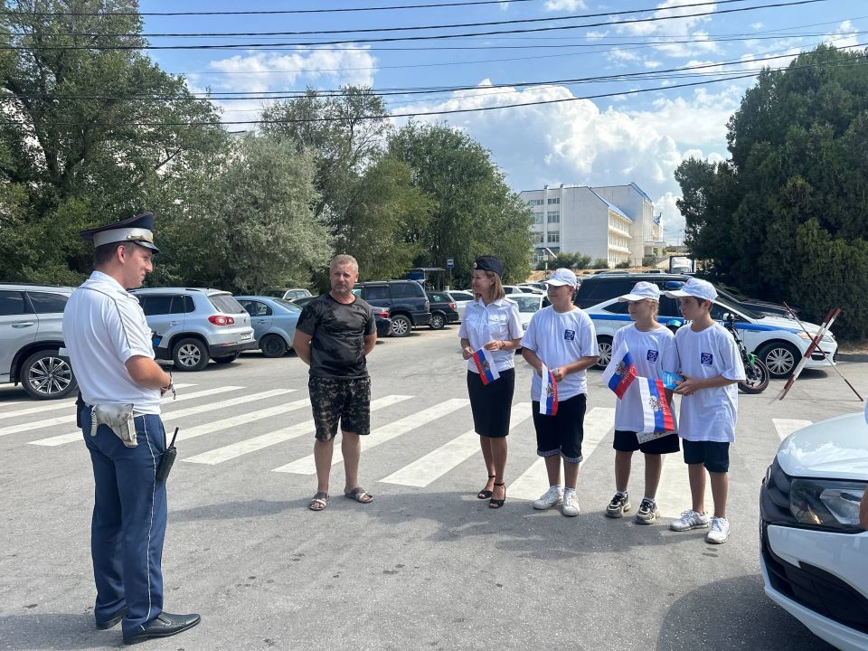 В Севастополе прошла патриотическая акция, приуроченная ко Дню Государственного флага Российской Федерации В Севастополе прошла патриотическая акция, приуроченная ко Дню Государственного флага Российской Федерации
