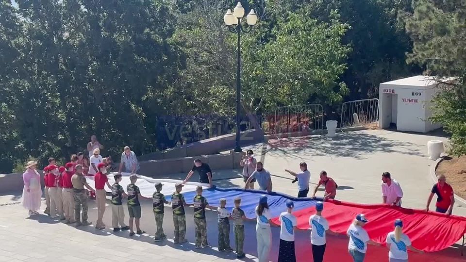 Сегодня в честь Дня Государственного флага России на Мемориальном комплексе «Сапун-гора» прошла патриотическая акция «Флаг Родины»