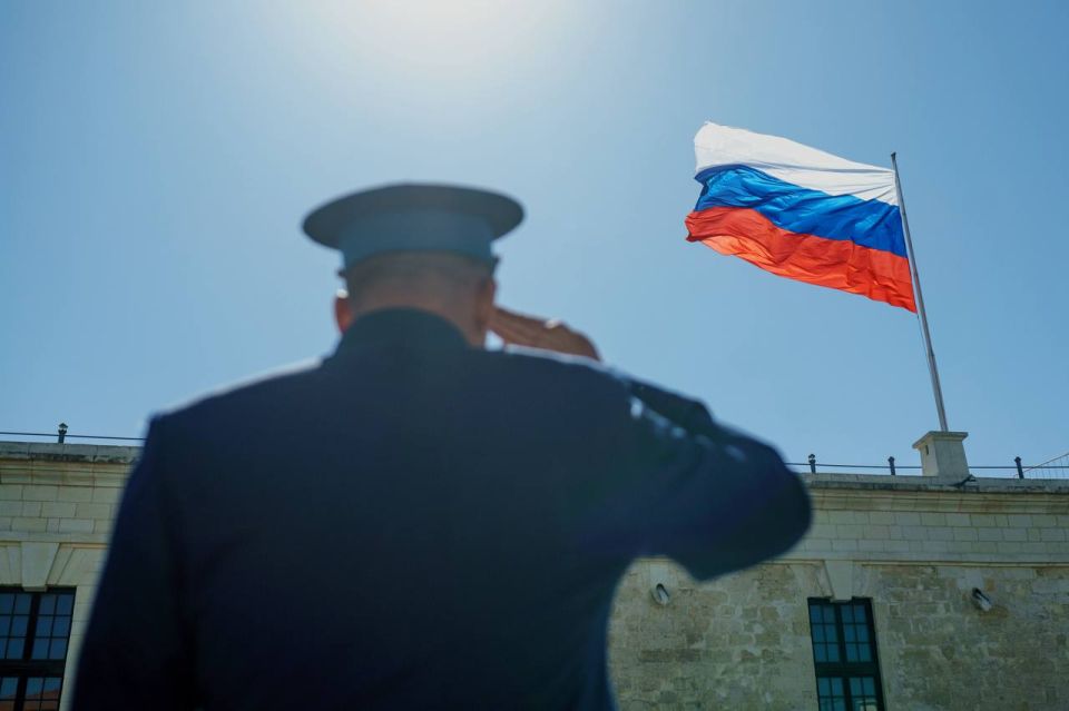 Михаил Развожаев: В День Государственного флага Российской Федерации над Константиновской батареей взвился триколор размером 69 метров — его видно из любой точки Севастопольской бухты Михаил Развожаев: В День Государственного флага Российской Федерации над Константиновской батареей взвился триколор размером 69 метров — его видно из любой точки Севастопольской бухты