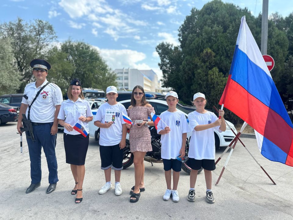 В Севастополе прошла патриотическая акция, приуроченная ко Дню Государственного флага Российской Федерации