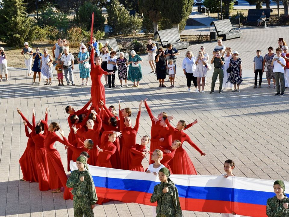 Под символом славным могучей державы Под символом славным могучей державы
