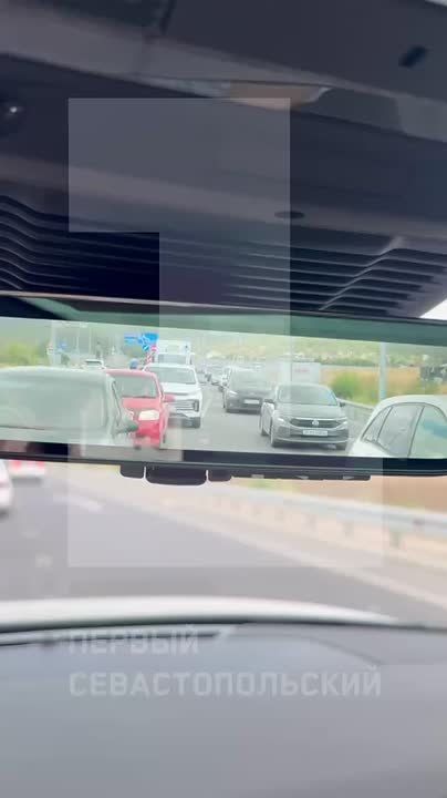 Огромная пробка образовалась у Ялтинского кольца в направлении села Первомайское в Севастополе