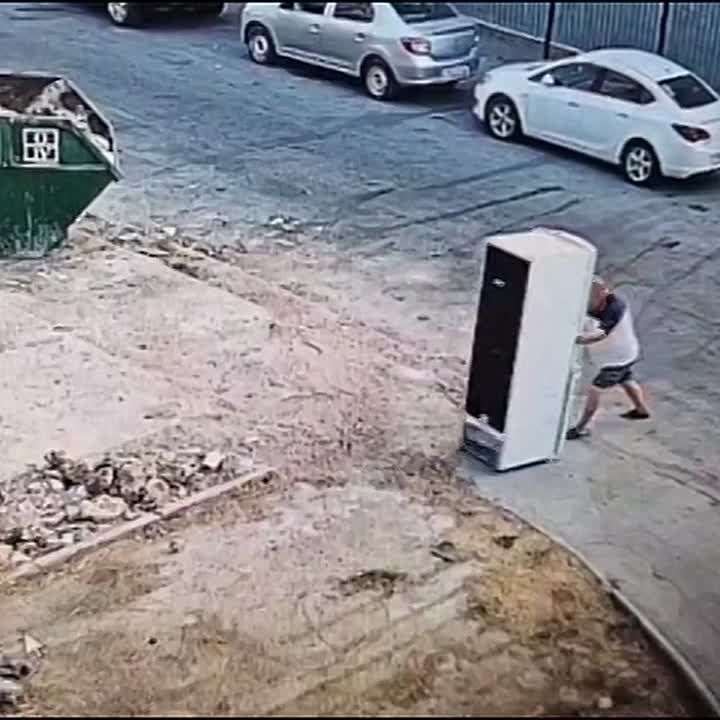 Горожане: наши дворники плохо работают! Мусор валяется там и сям!