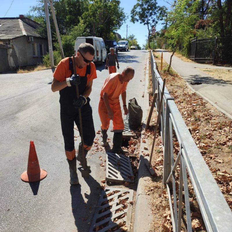 Сотрудники Водоканала очищают ливневые решетки на улице Генерала Родионова, — сообщили в ведомстве