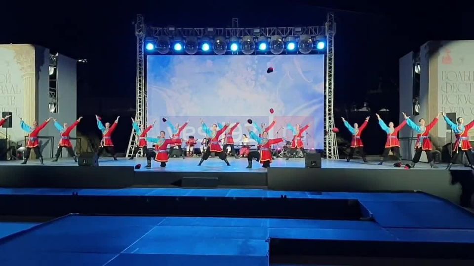 В рамках Большого фестиваля искусств в Херсонесе выступает Государственный академический ансамбль «Урал» с хореографической программой «Урал – от сердца»