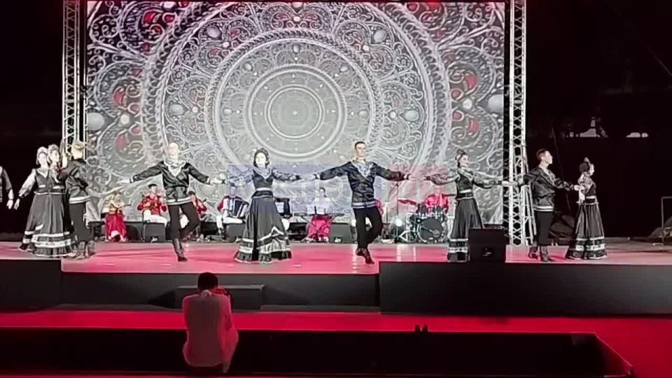 Еще немного ярких красок в субботний вечер