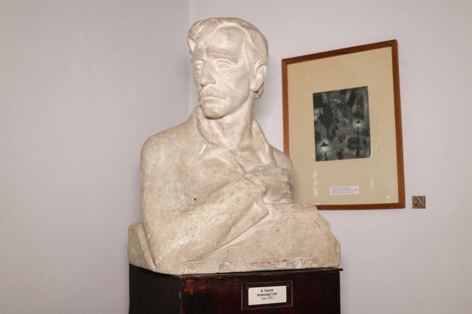 Сергей Аксёнов: Он был исключен из училища за то, что написал оскорбительное стихотворение об учителях Сергей Аксёнов: Он был исключен из училища за то, что написал оскорбительное стихотворение об учителях