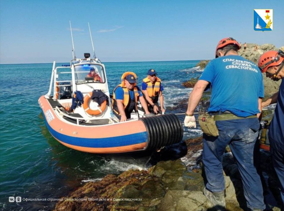 Спасли двух туристов. Специалисты поисково-спасательного отряда «Юг» с коллегами из подразделения «Таврос» эвакуировали 23-летнего туриста, который упал с 15-метровой высоты на мысе Фиолент