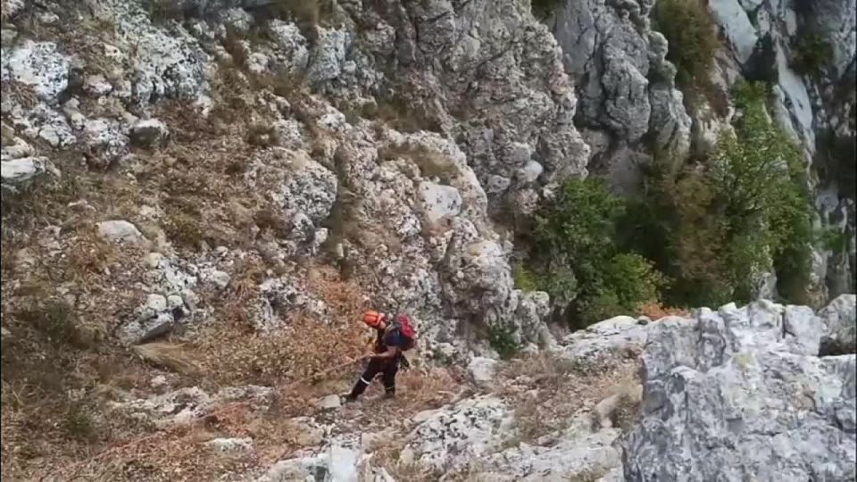 Турист сорвался со скалы и зацепился за камень в районе Севастопольской тропы неподалеку от «Чёртовой лестницы»